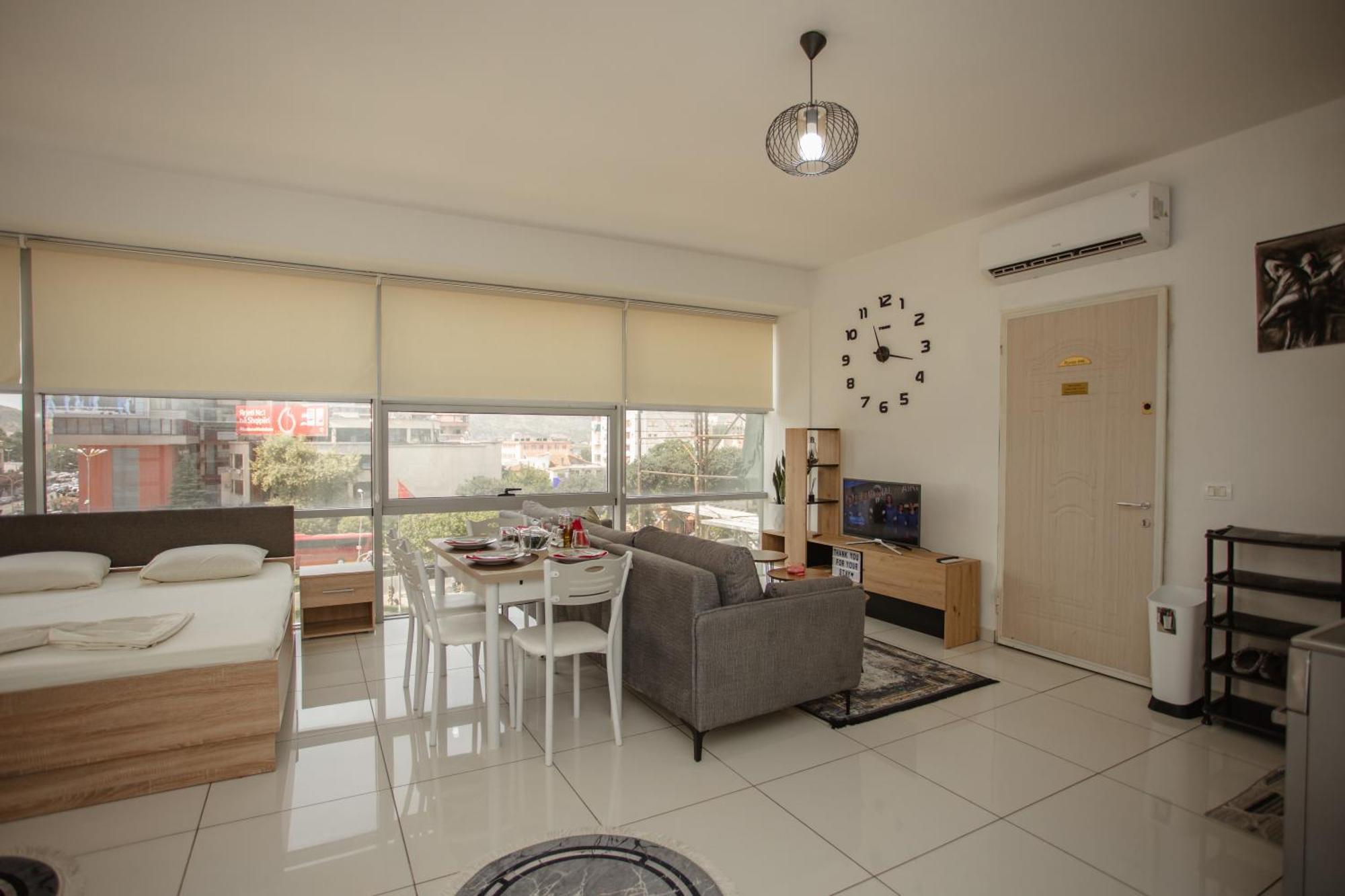 Apartament 446, Center